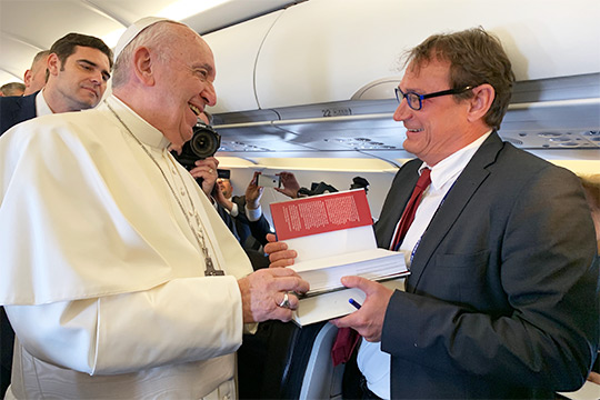 Andreas Englisch mit Papst Franziskus