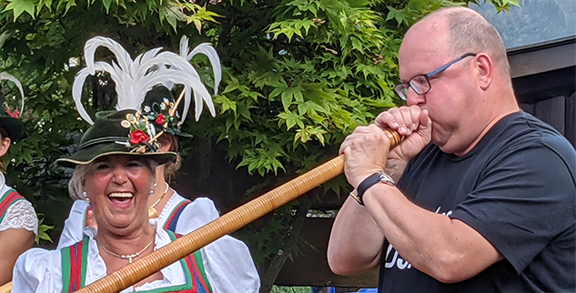 Reiseleiter Armin Padberg beim Alphornblasen auf der Reise von Hamburg zur Zugspitze