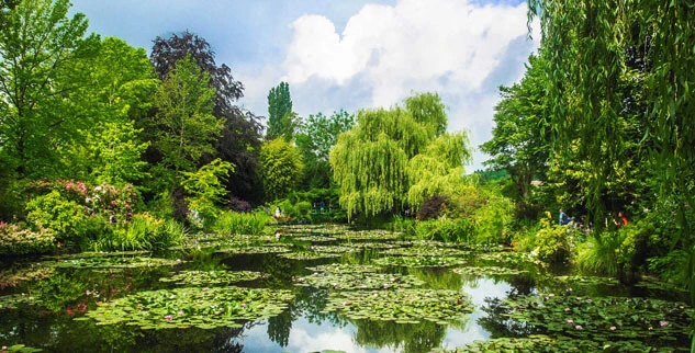 E-Bike-Reise Frankreich - auf dem E-Bike vorbei an einem See in der Natur