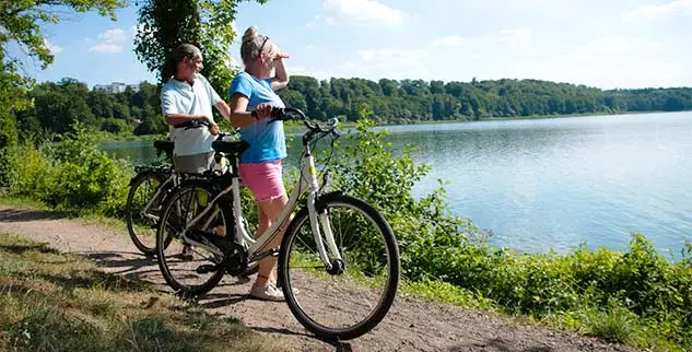 Radfahrer machen Pause auf einer geführten Radreise in Finnland