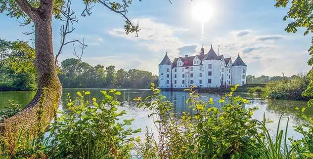 Vorbei an einer Burg an der Ostsee auf einer individuellen Radreise