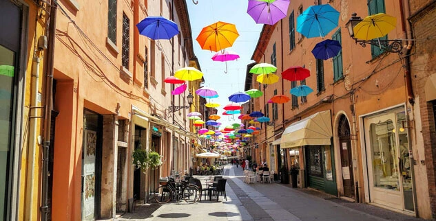 Radreise in Italien - Eine kleine Gassen mit bunten Schirmen