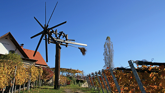 Klapotetz, traditionelles Windrad in der Steiermark in Weinbergen, vor blauem Himmel