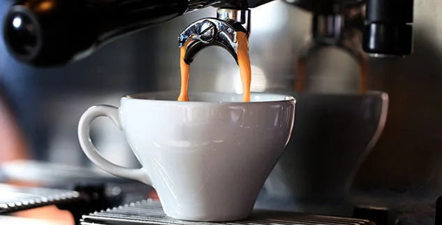 Eine Esspressomaschine kocht Espresso