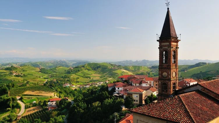 Blick auf das historische Dorf Cisterna d'Asti und die Weinlandschaft; AdobeStock Rüdiger Fanslau
