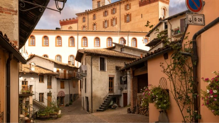 Gasse in Barolo mit Blick auf das historische Castello Falletti; Foto: AdobeStock Beatrice Prève