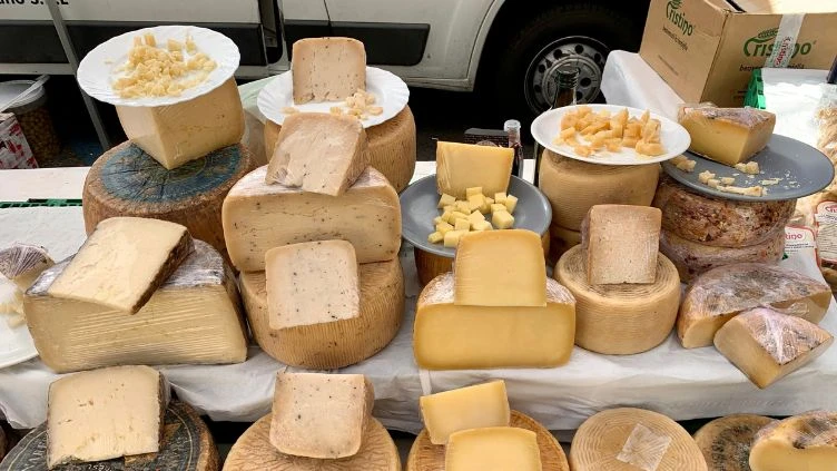 Verkaufsstand mit Käse aus der Region auf einem italienischen Wochenmarkt; Foto: AdobeStock Hachri