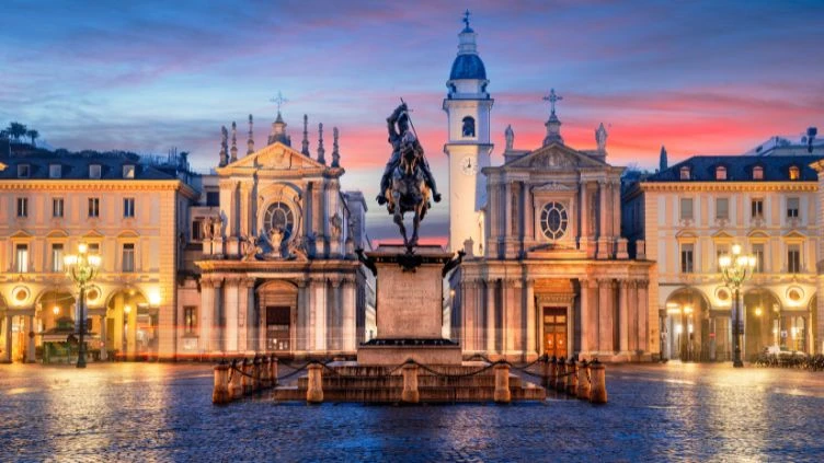 Piazza San Carlo in Turin mit dem Reiterdenkmal von Emanuele Filiberto und den barocken Zwillingskir