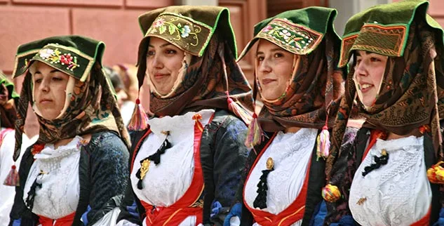Sarden in traditioneller Tracht
