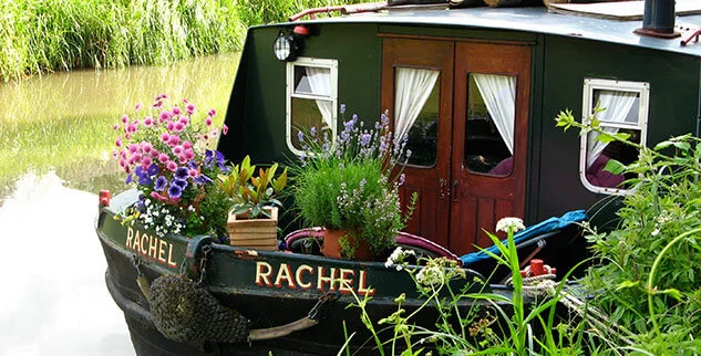 Hausboot auf einem Fluss in Südengland, fotografiert auf einer geführten Radreise der Landpartie