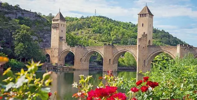 Radeln in Südfrankreich an der Pont Valentré in Cahors