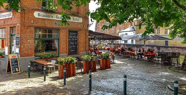 Restaurant in einer Einkaufsstraße in Flandern