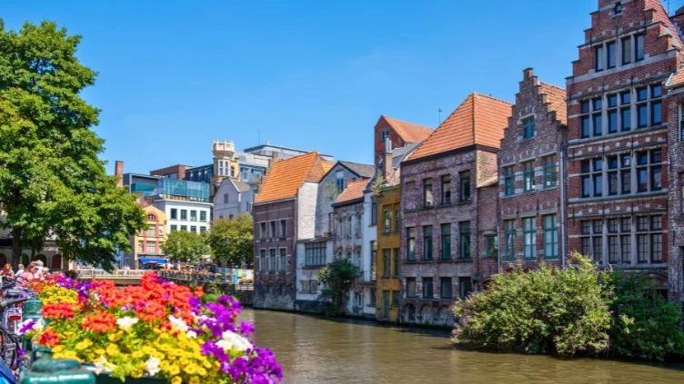Historische Backsteinhäuser am Fluss Leie in der belgischen Stadt Gent; Foto: Unsplash