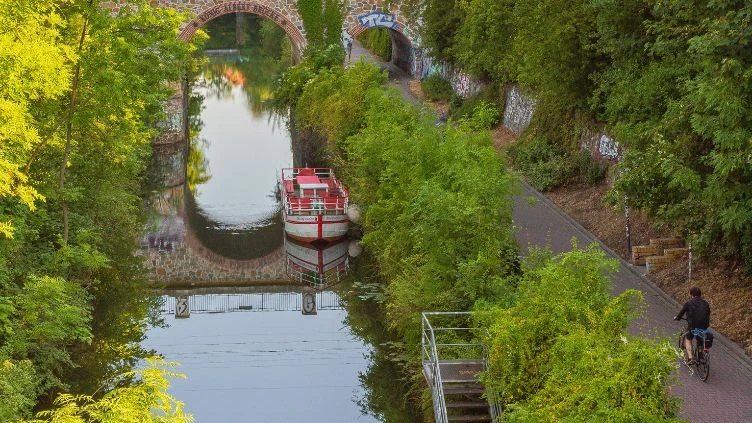 Blick auf den Karl-Heine-Kanal in Plagwitz mit Fahrradweg; Foto: Michael Mischke
