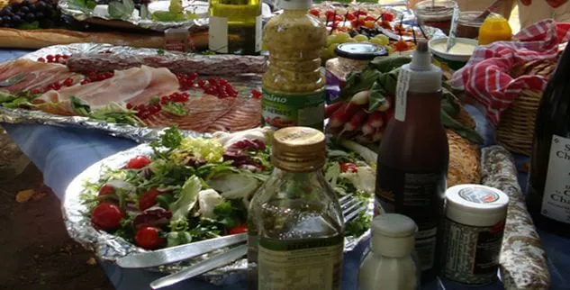 Wurstplatte und Salate
