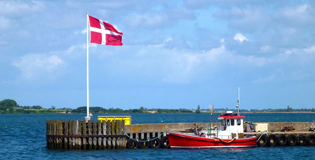 Dänemark-Flagge am Wasser