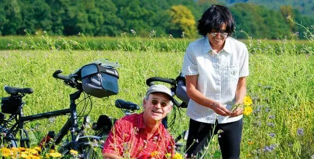 Radfahrer im Blumenbeet