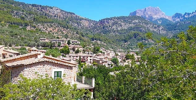 Aussicht auf eine Siedlung auf Mallorca während der Spanien Wanderreise: Immer das Meer im Blick
