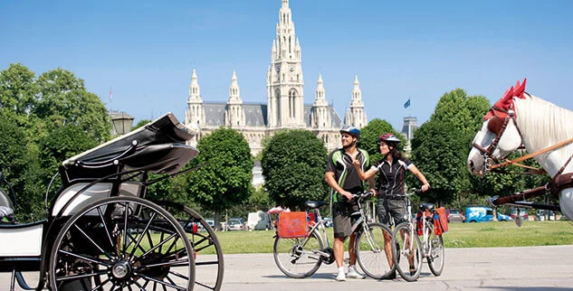 Radfahrer vor einer Kirche Donauradweg