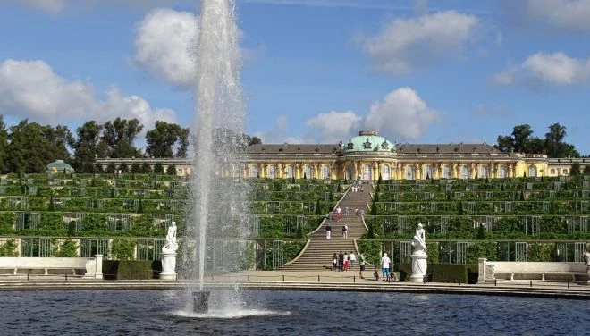 Schloss Sanssouci in Potsdam mit seinen Weinbergterrassen und dem großen Springbrunnen im Park, Foto: Pixabay