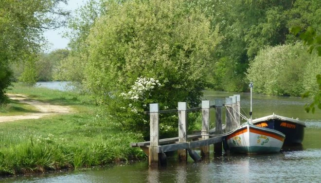 Idillische Anlegestelle am Fluss Hamme im niedersächsischen Teufelsmoor in der Nähe des Künstlerdorfes Worpswede, Foto: Worpsweder Touristik- und Kulturmarketing GmbH
