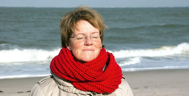 Frau sonnt sich an der Nordsee im Winter auf einer Silvesterreise