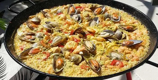 Wandern Sie an Silvester und genießen Sie diese Paella