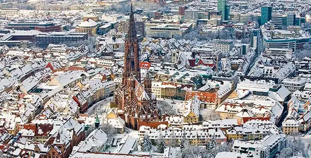 Blick auf die winterliche Stadt im Schwarzwald, fotografiert auf einer Wanderreise
