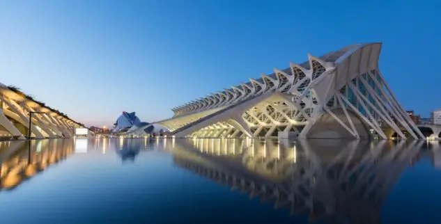 Blick auf das Wissenschaftsmuseum der Stadt der Künste und Wissenschaften in Valencia