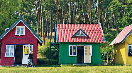 Schärenhäuser am Wegesrand in der Region Baltikum