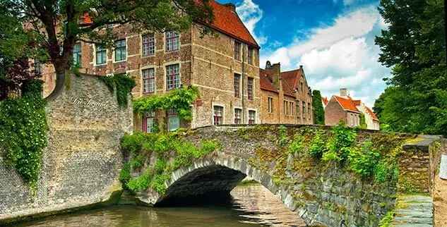 Auf einer Radreise mit der Landpartie durch Flandern in Belgien