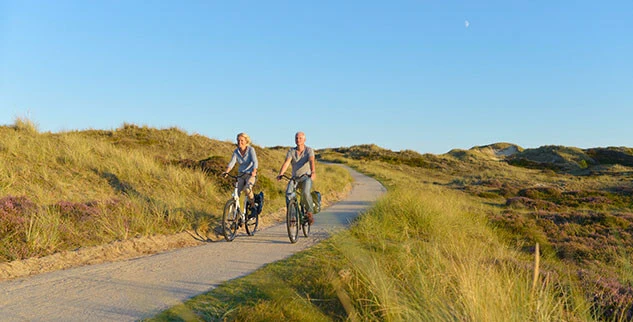 Radurlaub in Nord Deutschland - Radfahrer auf Promenade in Nordfriesland