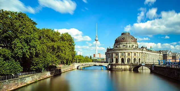 Radurlaub in Ost Deutschland, Fernsehturm in Berlin an der Spree