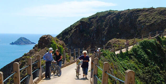 Mit der Landpartie und dem Fahrrad durch die Hügel auf Sark (Kanalinseln, Grossbritannien)