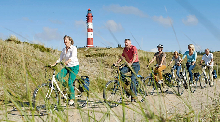 Eine Radreisegruppe der Landpartie in der Region Nordfriesland